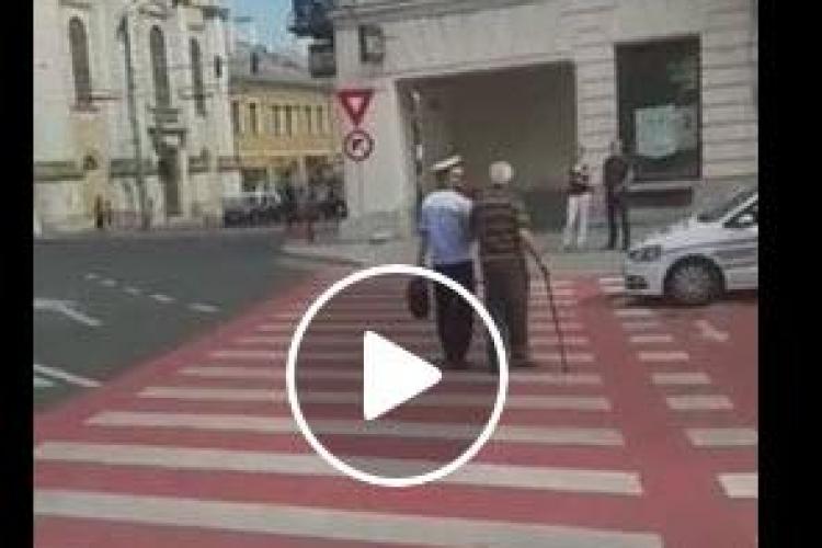 Poliția Rutieră Cluj are suflet! S-a oprit din dirijat pentru a-l ajuta - VIDEO