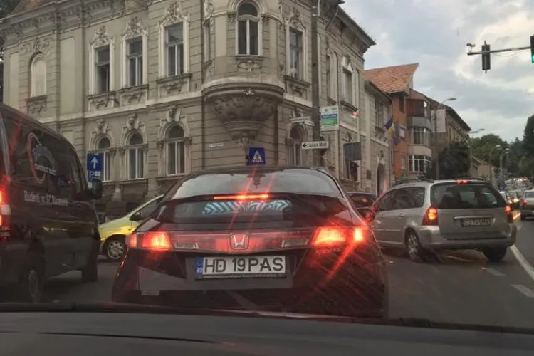 Blocaj pe Clinicilor - strada Avram Iancu! Primăria a intervenit prea târziu - FOTO