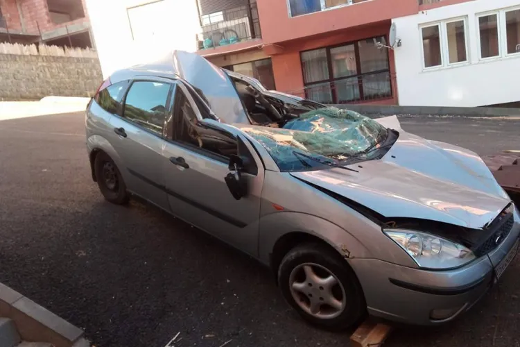 Așa arată mașina distrusă de acoperiș, în Florești. Ce va face proprietarul