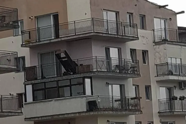 Două blocuri din Baciu au rămas fără acoperiș - FOTO