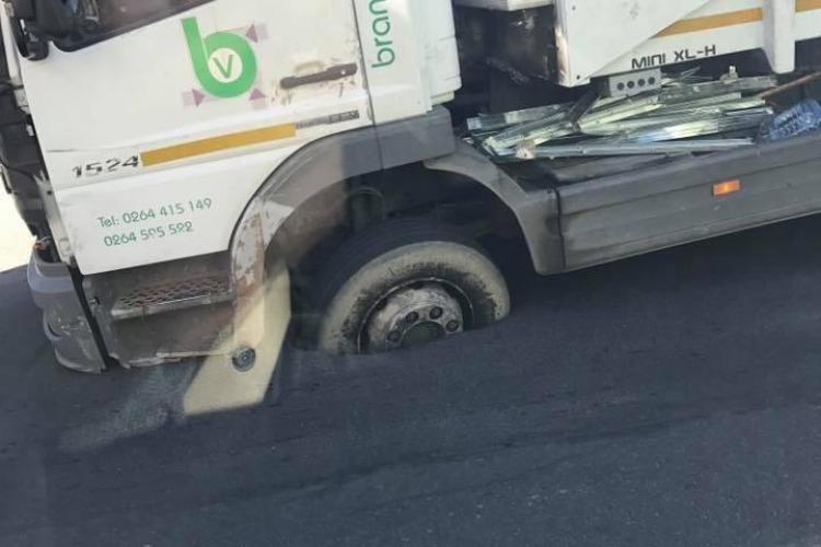 Cluj-Napoca: O mașină de gunoi a rămas blocată în asfalt pe Septimiu Albini - FOTO
