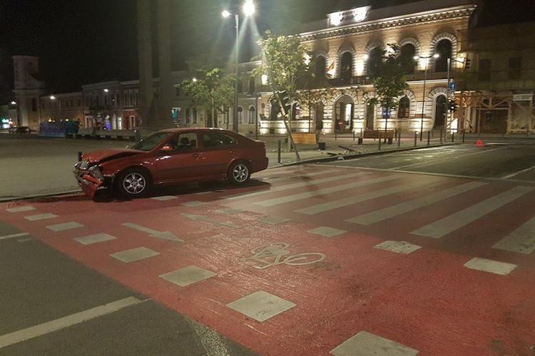 Accident în centrul Clujului. Un șofer beat la volan a intrat direct într-un stâlp din Piața Unirii FOTO