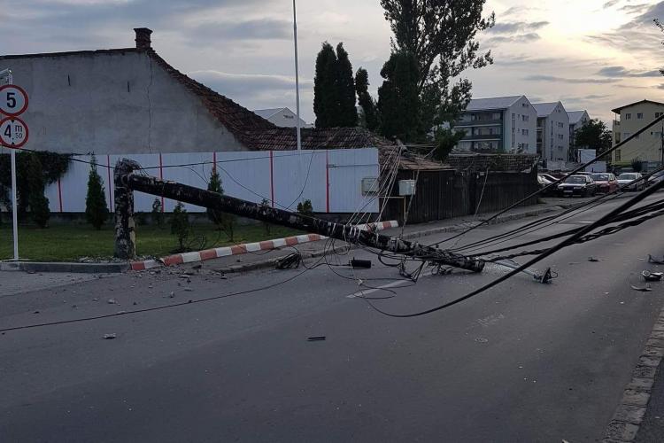 Cluj-Napoca: Pe strada Fabricii colț cu Sobarilor au căzut trei stâlpi în plin trafic - FOTO