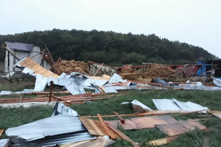 Cluj: Vijelia a distrus câteva case în Chinteni: ”O casă a fost ruptă din fundație și mutată din loc” - FOTO