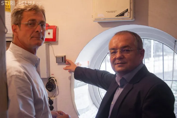 Emil Boc a verificat butoanele de panică din școli - FOTO