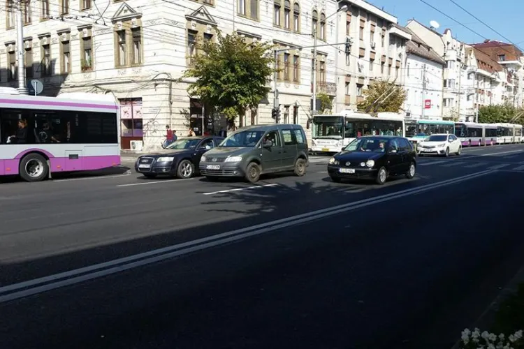 Blocaj pe banda dedicată pentru autobuze în centrul Clujului - FOTO