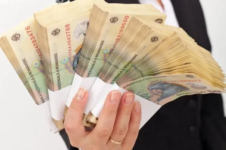 Dovadă de simț civic! Un tânăr a predat Poliției o sacoșă cu 26.000 de lei, găsită pe jos