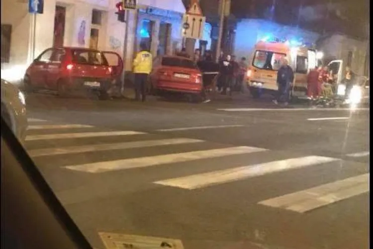 Accident cu victime pe strada 21 Decembrie, din Cluj-Napoca. O șoferiță grăbită a ”forțat” culoarea roșie a semaforului FOTO