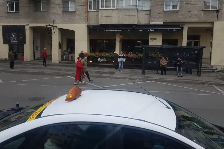 Hipsteri de Cluj! În halat de baie și șlapi prin oraș - FOTO