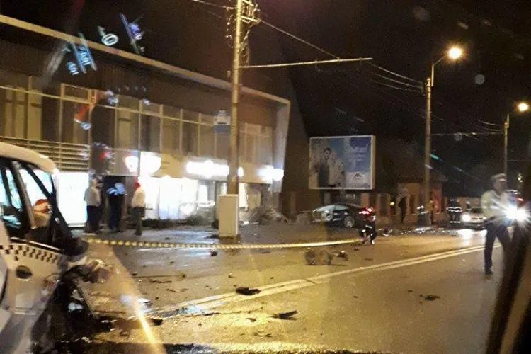 Accident grav la Ambient, pe Traian Vuia! Taxi Diesel spulberat de un bolid - FOTO