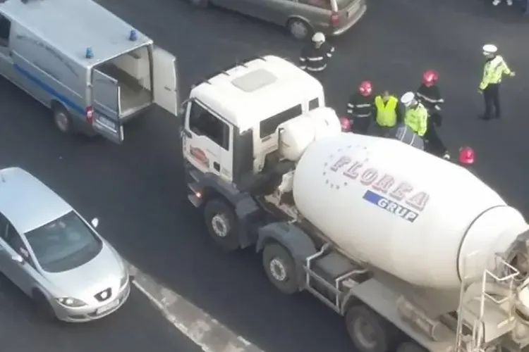 Accident mortal în cartierul Mărăști! Un pieton care traversa pe roșu a fost strivit de o betonieră FOTO
