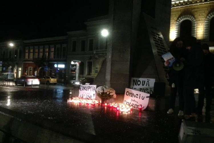 Cluj: Victimele de la Colectiv comemorate cu rugăciuni și flori. Prezența a fost slabă