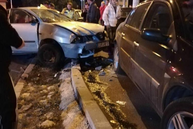 O ”șoferiță” de 19 ani, fără permis, a făcut HAOS pe străzile Clujului. A lovit mai multe mașini, apoi s-a accidentat grav FOTO