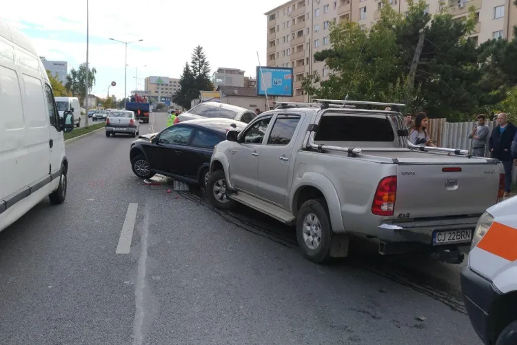 Accident pe Calea Turzii! O platformă cu un autoturism pe ea a pornit singură pe stradă și a lovit alte două mașini FOTO