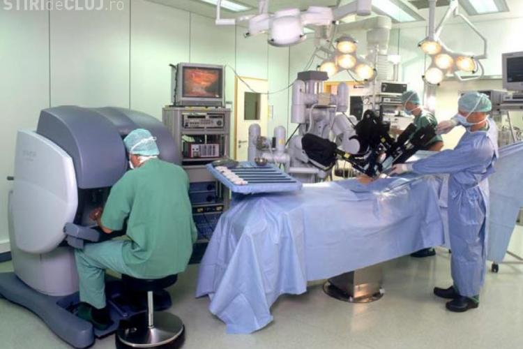 Un clujean a fost operat cu succes de robotul chirurgical Da Vinci. Este a doua procedură de acest fel