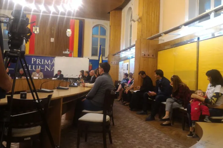 Cluj: Și-a alăptat copilul în timpul dezbaterii privind vaccinarea - FOTO