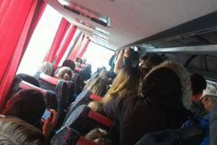 Locuitorii din Gilău, nevoiți să meargă înghesuiți în autobuze: Nu este normal! Cerem introducerea CTP FOTO