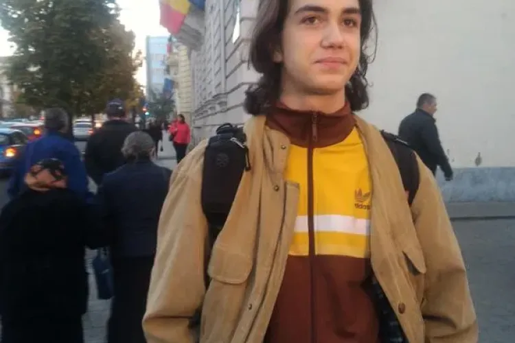 Elevul clujean devenit celebru pe internet după ce a fost dat afară de la ore pentru că are plete: Nu mai suntem pe vremea comunismului