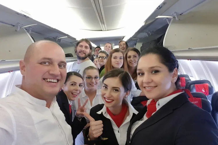 VIDEO - O orchestră din Cluj a susținut două concerte în timpul zborului Cluj-Napoca - Londra 