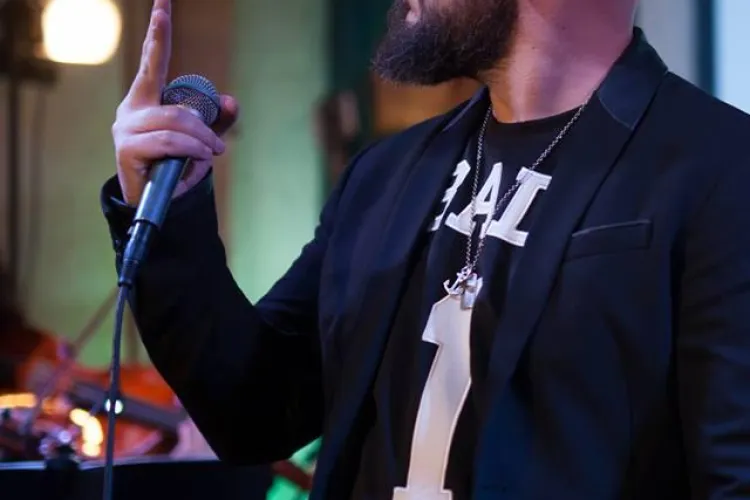 Un cunoscut rapper din România e în centrul unui scandal de hărțuire sexuală. Zeci de tinere l-au acuzat, însă el neagă tot