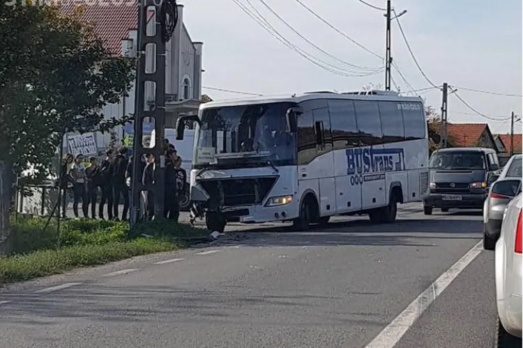Autocar plin cu elevi de la Cluj, implicat într-un accident rutier. Trei persoane au fost rănite FOTO