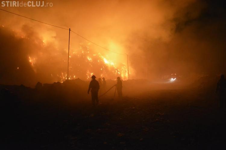 INCENDIU PATA RÂT: Pompierii lucrează de mai bine de 12 ore pentru a lichida flăcările FOTO
