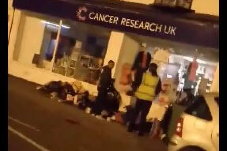 Roman prins în Anglia în timp ce fura din donațiile pentru cancer! - VIDEO