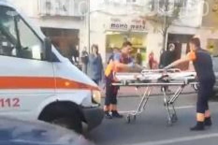 Tânăr lovit de ambulanță în centrul Clujului, după ce furase cutia milei dintr-o biserică. Fugea pentru a nu fi prins VIDEO