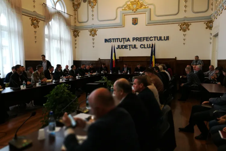 Dezbatere de aproape trei ore, fără un rezultat concret, pentru declararea stării de alertă pentru groapa de gunoi de la Pata Rât