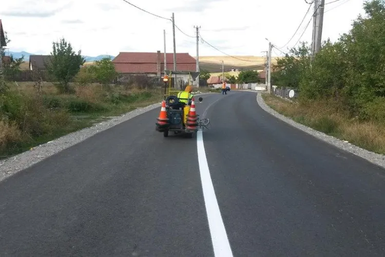 ATENȚIE șoferi! Se desfășoară lucrări de marcaje rutiere pe mai multe drumuri judeţene din Cluj