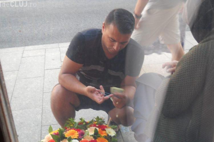 Cluj: Acest bărbat exploatează bunica ce vinde flori pe Memorandumului - FOTO