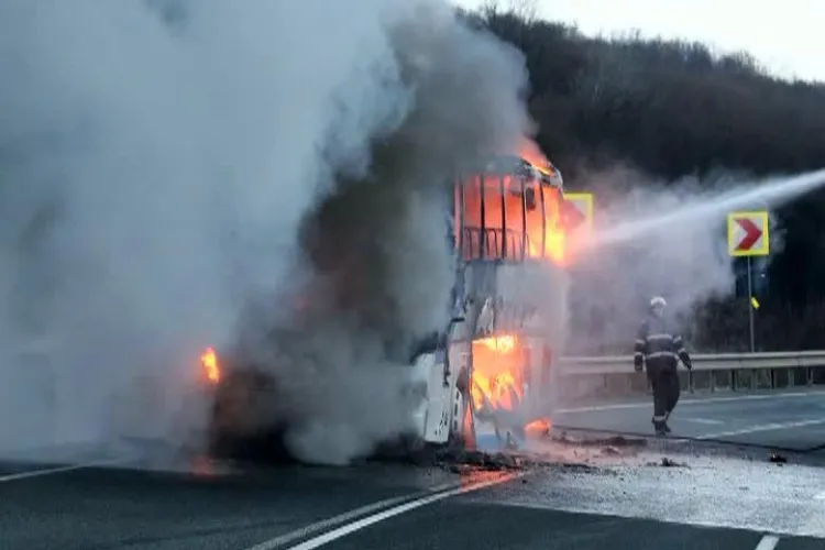 Autocar cu 43 de elevi a luat FOC pe Autostrada Transilvania