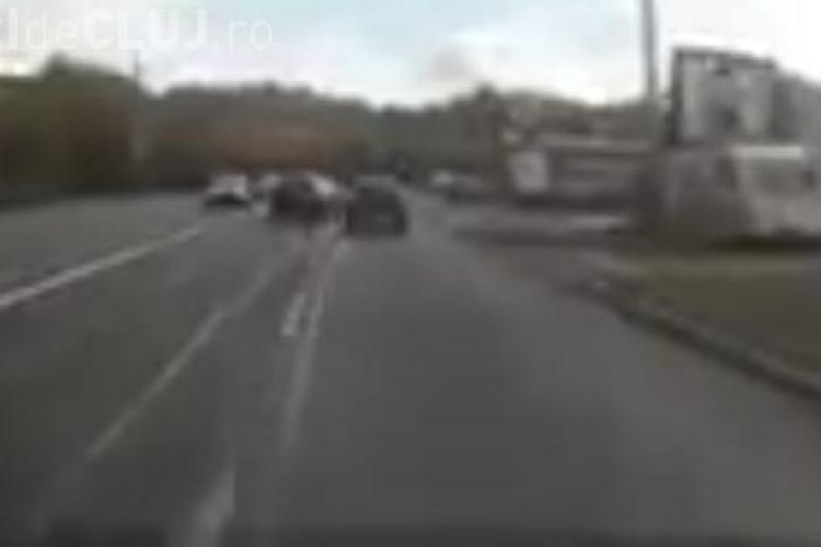 Accident surprins LIVE pe strada Frunzișului! Un șofer neatent a încercat să intre în curte de pe banda 2 - VIDEO