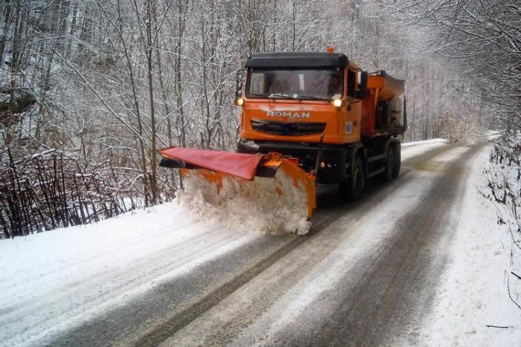 Drumarii clujeni au intervenit pe drumurile județene. A nins la munte