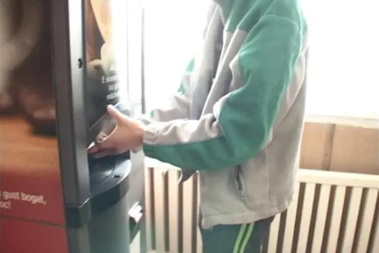 Ministerul Educației a decis: Dispar automatele de cafea, sucuri și ”junk food” din școli