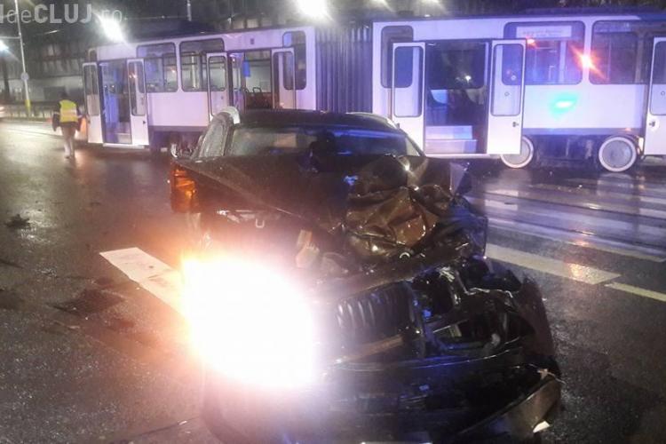 Accident lângă Polivalentă! Un BMW a lovit un tramvai, care a deraiat - FOTO