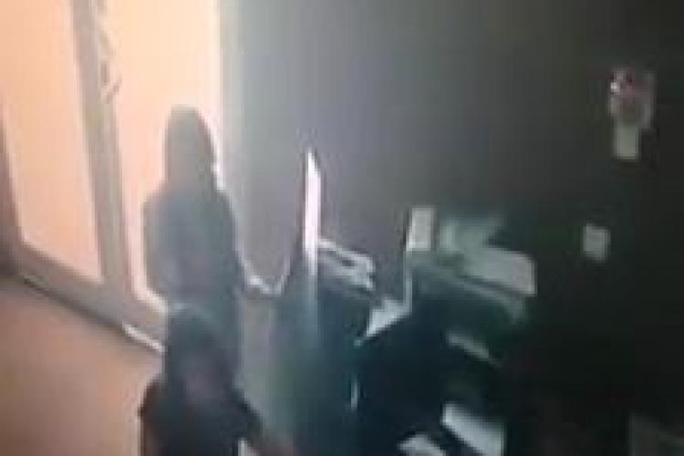 Cluj: Două hoațe, cel mai probabil eleve, filmate în timp ce au furat un portmoneu ca ”profesionistele” - VIDEO