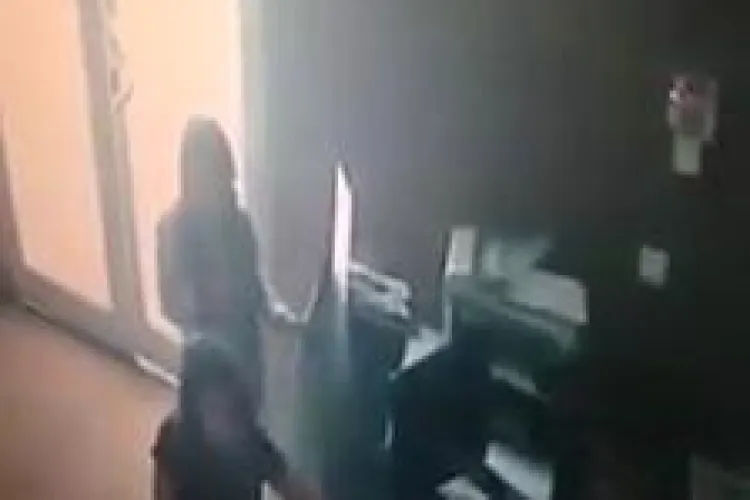 Cluj: Două hoațe, cel mai probabil eleve, filmate în timp ce au furat un portmoneu ca ”profesionistele” - VIDEO