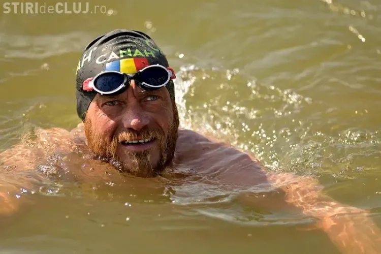 GAFĂ: L-au desemnat cetăţean de onoare pe bibliotecarul care a străbătut Dunărea înot, dar nu l-au chemat la festivități