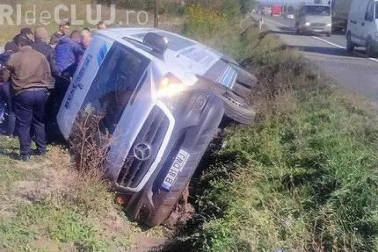 Accident la Bonțida. Un microbuz Bus-Trans cu călători s-a răsturnat - VIDEO