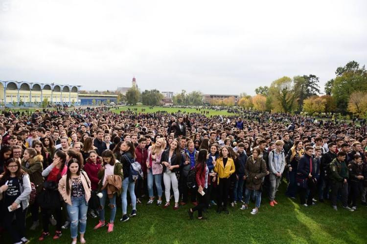 Eveniment demn de Cartea Recordurilor: Peste 10.000 de elevi băimăreni, prinşi în horă FOTO