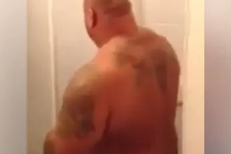 Moment amuzant cu Sandu Lungu. Cel mai puternic român nu încape în duș - VIDEO