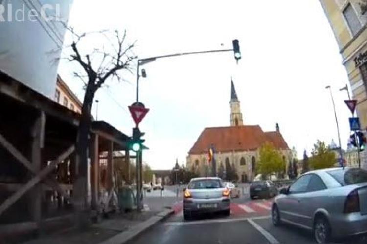 Cluj: Marcajele rutiere din Piața Unirii (librăria Universității) dau bătăi de cap șoferilor - VIDEO