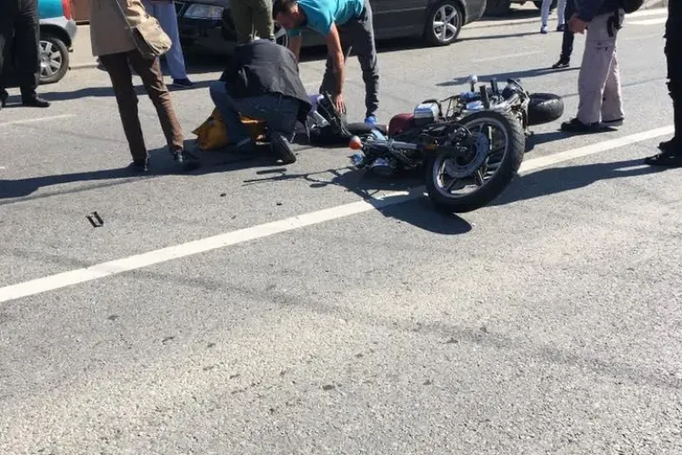 Accident pe strada Oașului! Pieton lovit de un motociclist pe trecerea de pietoni - FOTO