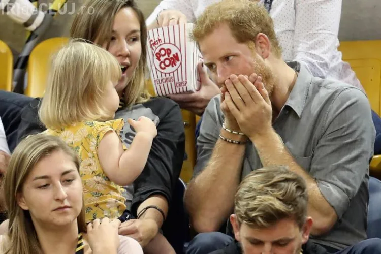 Ce reacție a avut prinţul Harry când și-a dat seama că o fetiță îi fura popcornul - VIDEO