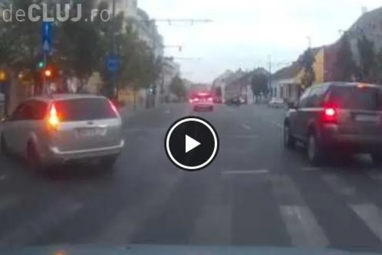 Cluj: Biciclist lovit de o mașină pe Memorandumului. Totul a fost filmat - VIDEO