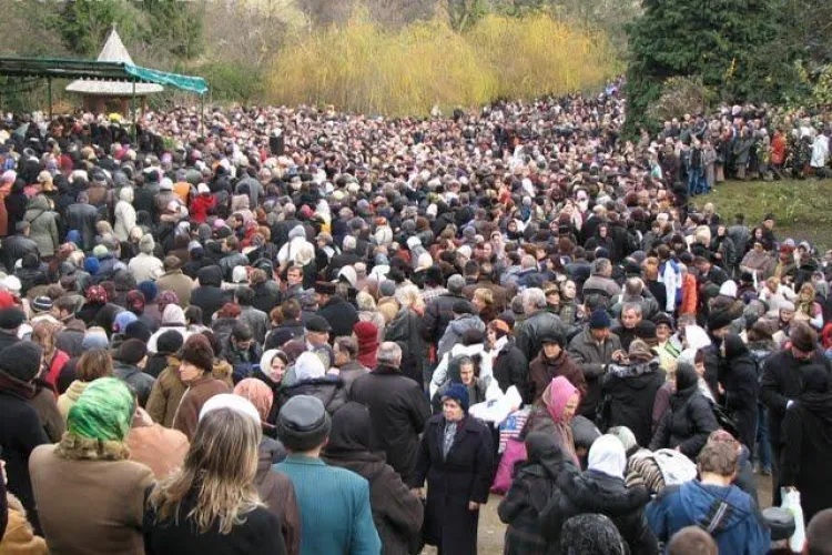 Minune la mormântul lui Arsenie Boca. Sunt 28 de ani de la moartea părintelui Arsenie Boca - FOTO