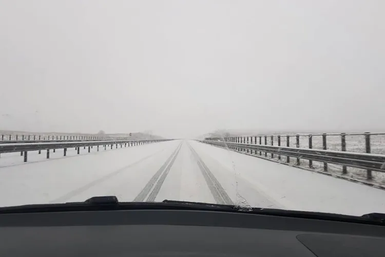 Zăpadă pe drumurile din Cluj. Nimeni nu intervine! Conduceți cu grijă. Drumarii sunt liberi - FOTO