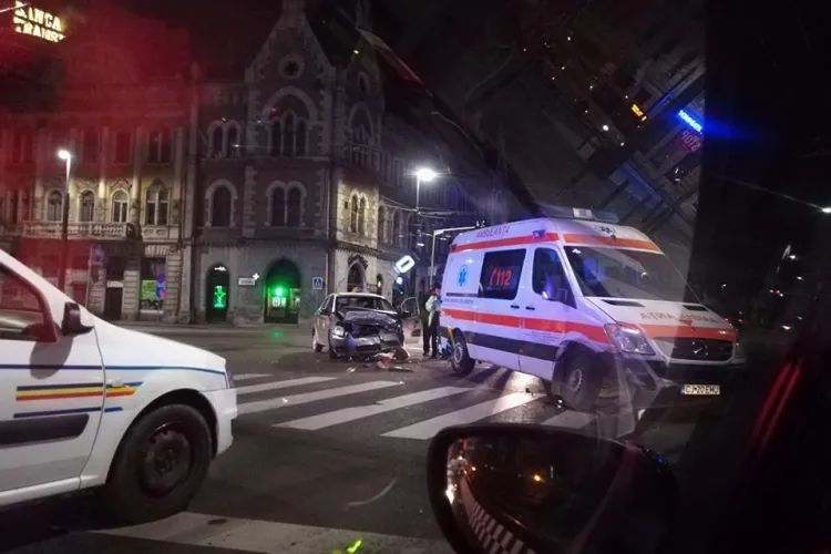 Accident la intersecția Regele Ferdinand / George Barițiu. O ambulanță în misiune a intrat pe roșu - FOTO