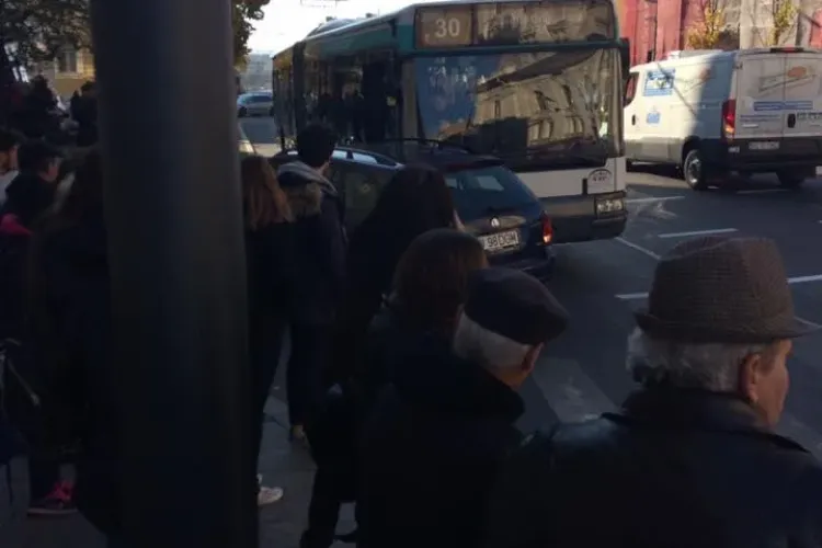 Autoturism lovit de un autobuz pe Memorandumului! Șoferii se plâng că sunt derutați de semafor - FOTO